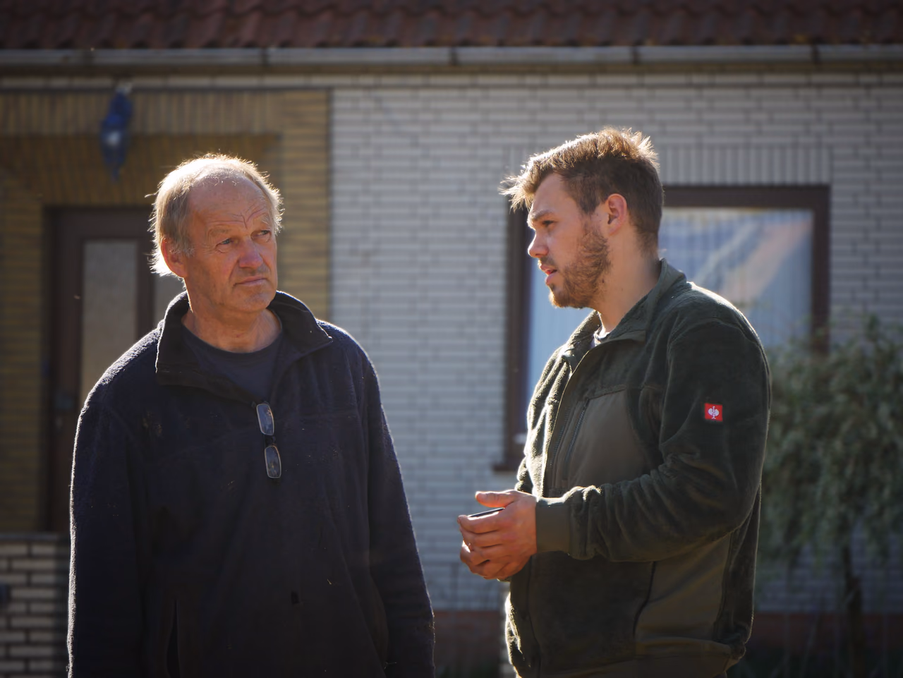 Hermann und Lars Jantzen im Gespräch vor dem Haus